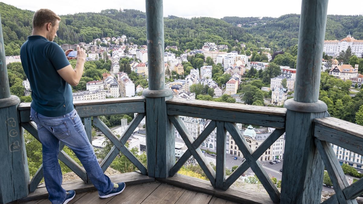 Karlovy Vary z výšky. Okolní příroda je plná rozhleden a vyhlídek